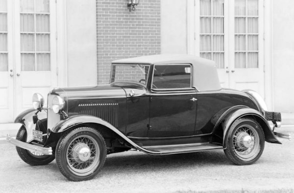 Flathead е първият V8 двигател за масовия пазар, последното инженерно произведение на самия Хенри Форд и пуснато на пазара през 1932 година. Той е монтиран на няколко луксозни автомобила Ford и Mercury, както и на танка Universal Carrier. Simca разработва с него своя собствена версия за автомобили и военни превозни средства.